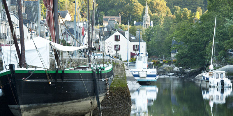 Vue de la ville et de la rivière l'Aven depuis le port © Emmanuel Berthier
