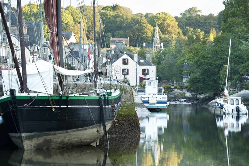 Vue de la ville et de la rivière l'Aven depuis le port © Emmanuel Berthier