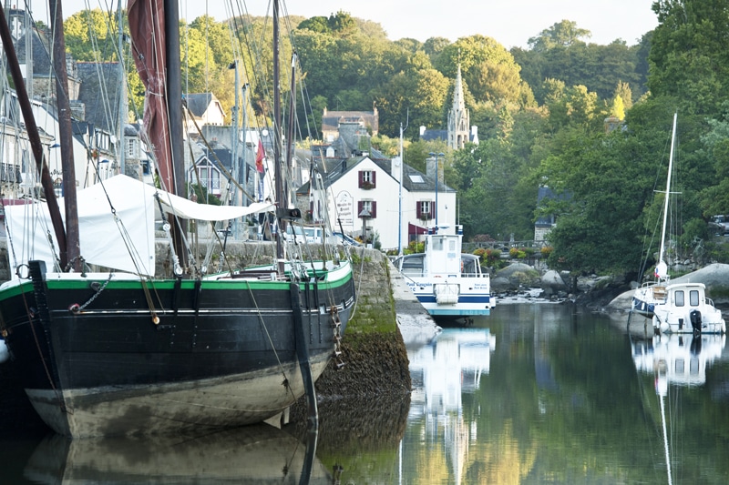 Vue de la ville et de la rivière l'Aven depuis le port © Emmanuel Berthier