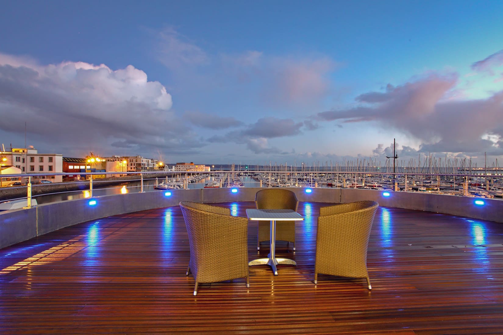 La terrasse de la salle des records, marina du Château, Brest