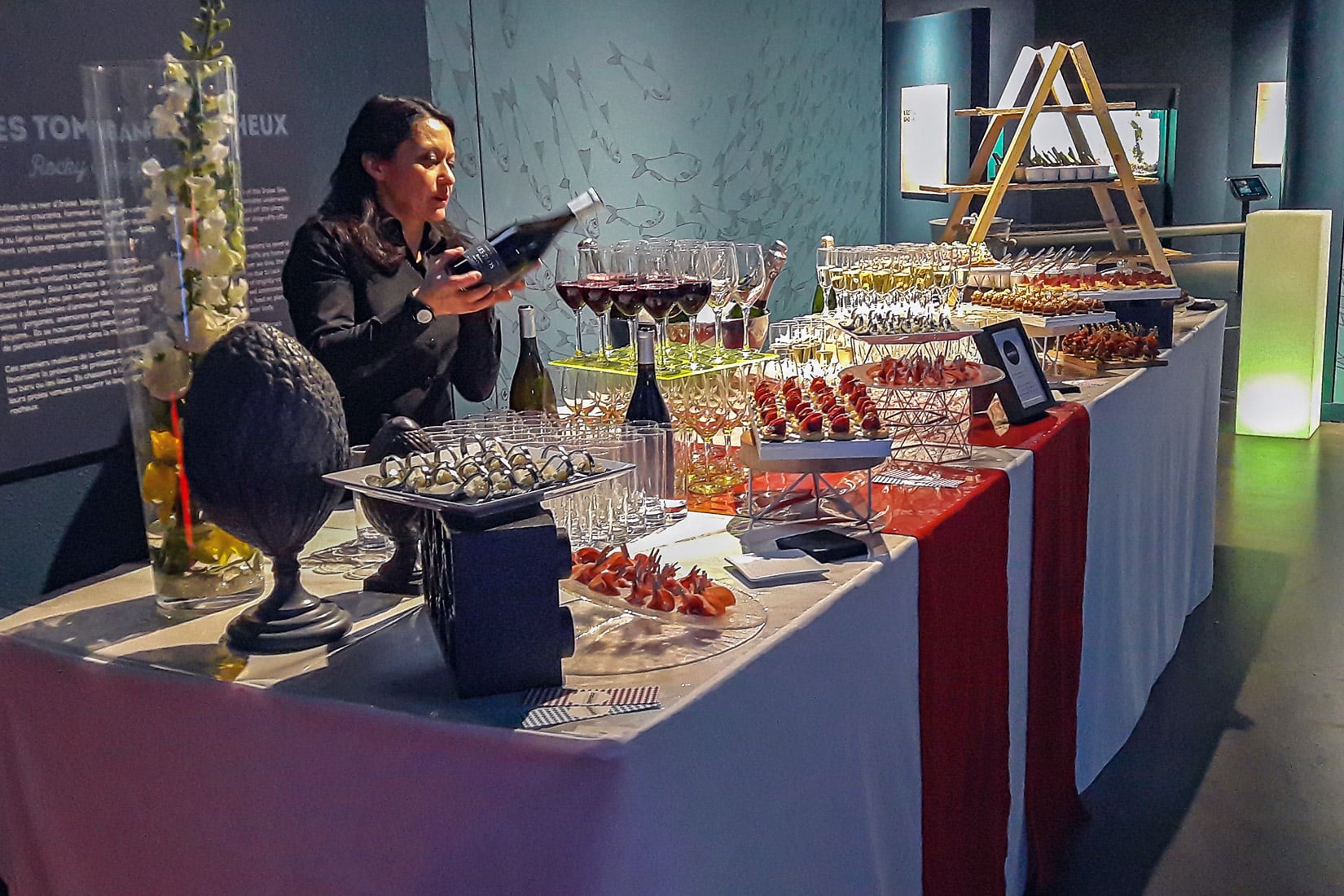 Buffet dressé dans l'espace Minilab du pavillon Bretagne d'Océanopolis