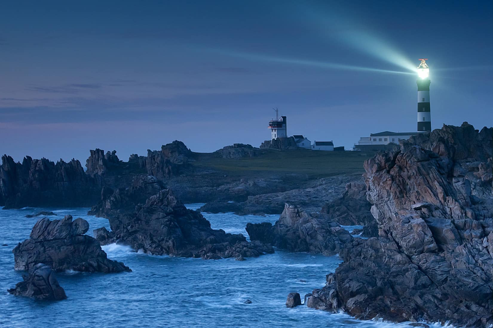 Vue sur l'île d'Ouessant et le phare du Creac'h de nuit © BERTHIER Emmanuel - CRTB