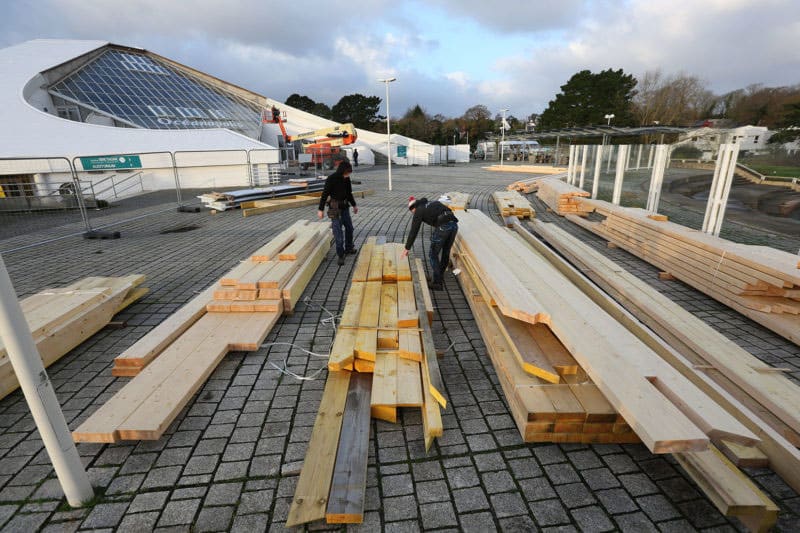 Mise en place de l'échafaudage pour changer la verrière du pavillon Bretagne - © Océanopolis