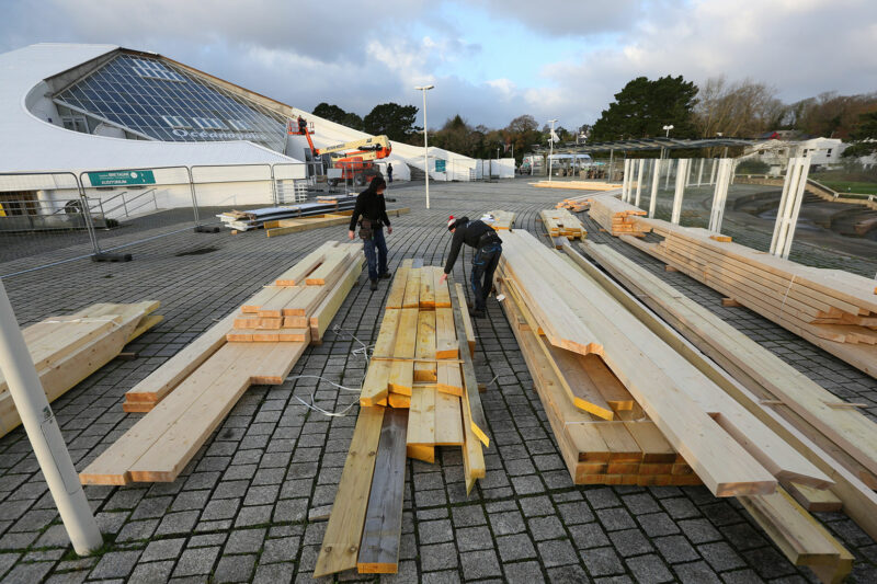 Mise en place de l'échafaudage pour changer la verrière du pavillon Bretagne - © Océanopolis
