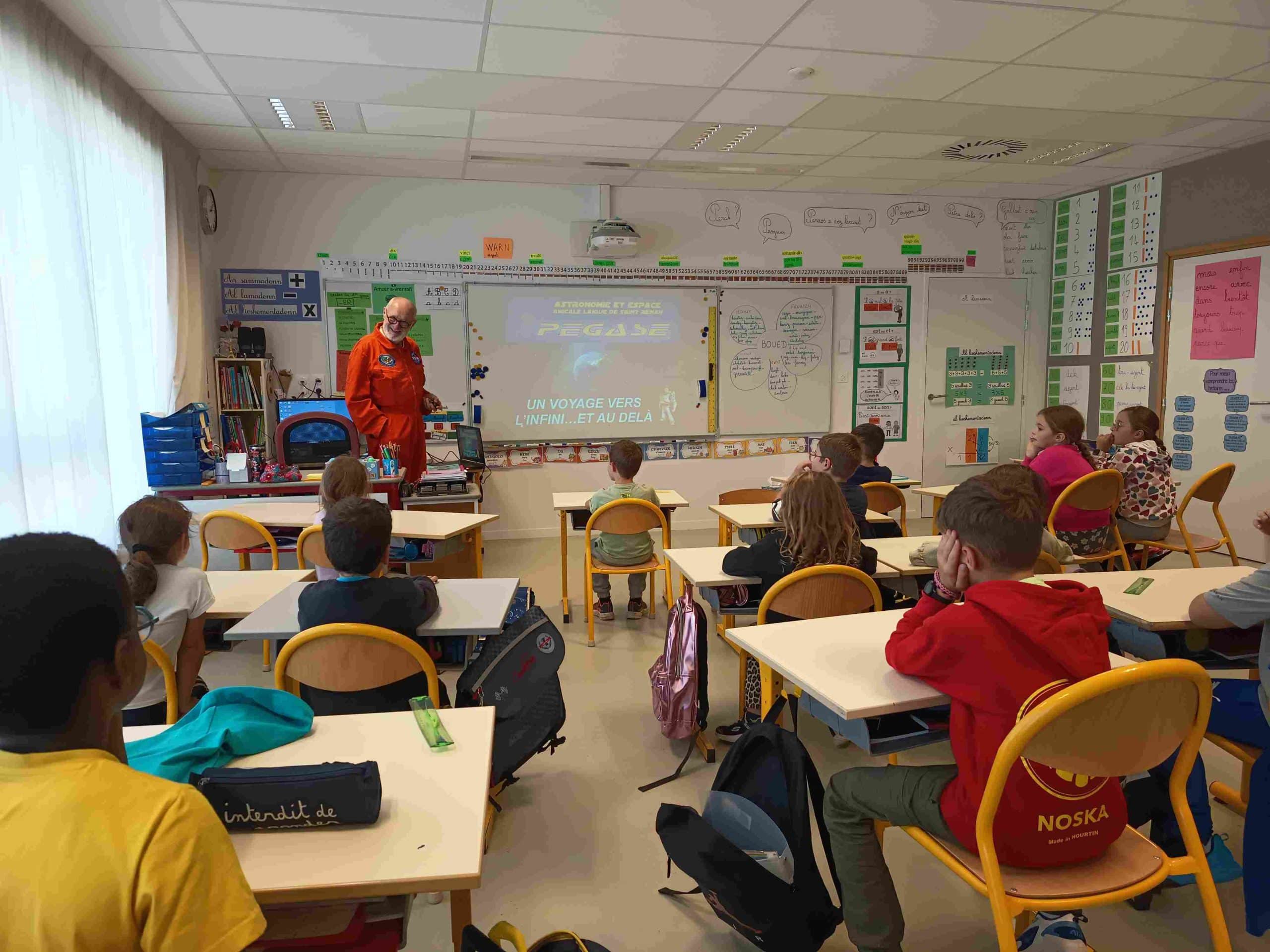 Intervention astronomie par Jean Guigand - Association Pégase dans la classe CE1-CE2 de l'Ecole Isabelle Autissier (Gouesnou) © Jennifer Moigne