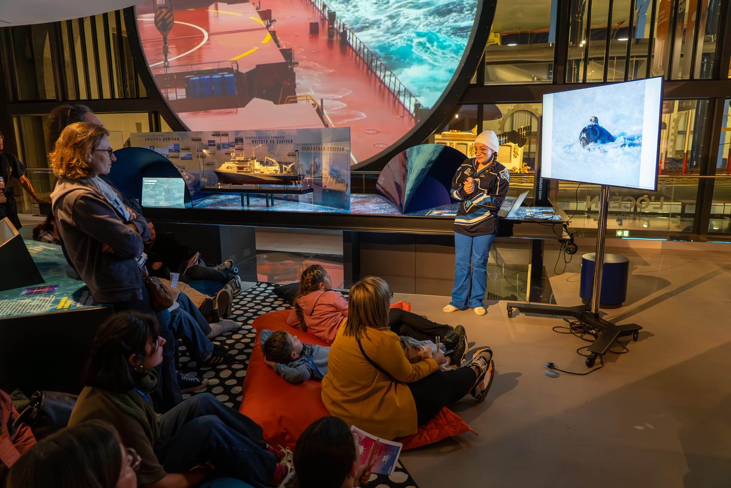 Nuit des chercheurs 2025 au 70.8, un musée pour l'Océan aux Ateliers des Capucins à Brest. Photo : Katia Quemere / Océanopolis.