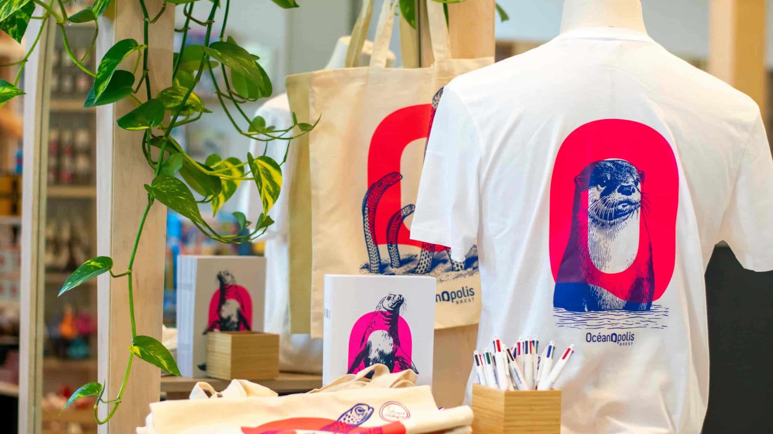 Découvrez la boutique d'Océanopolis et sa sélection d'articles à l'effigie de nos animaux totems : l'anguille jardinières et la loutre © Justine Ansquer
