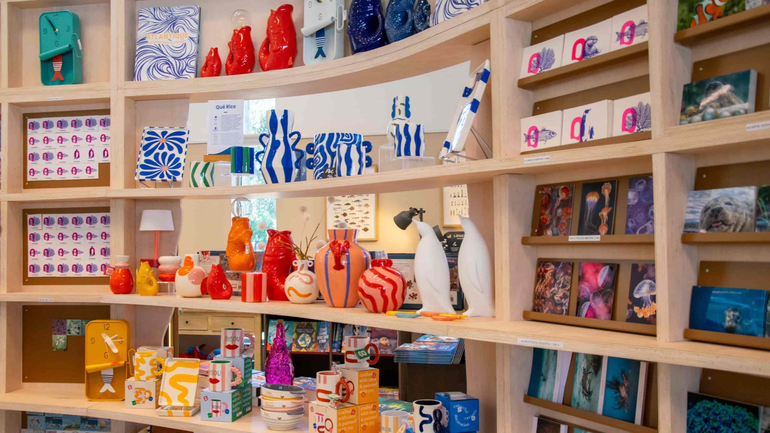 Découvrez la boutique d'Océanopolis et sa sélection d’articles écoresponsables et de produits locaux : livres, peluches, textile, déco, épicerie fine, bijoux, cosmétiques… et l'espace librairie © Justine Ansquer