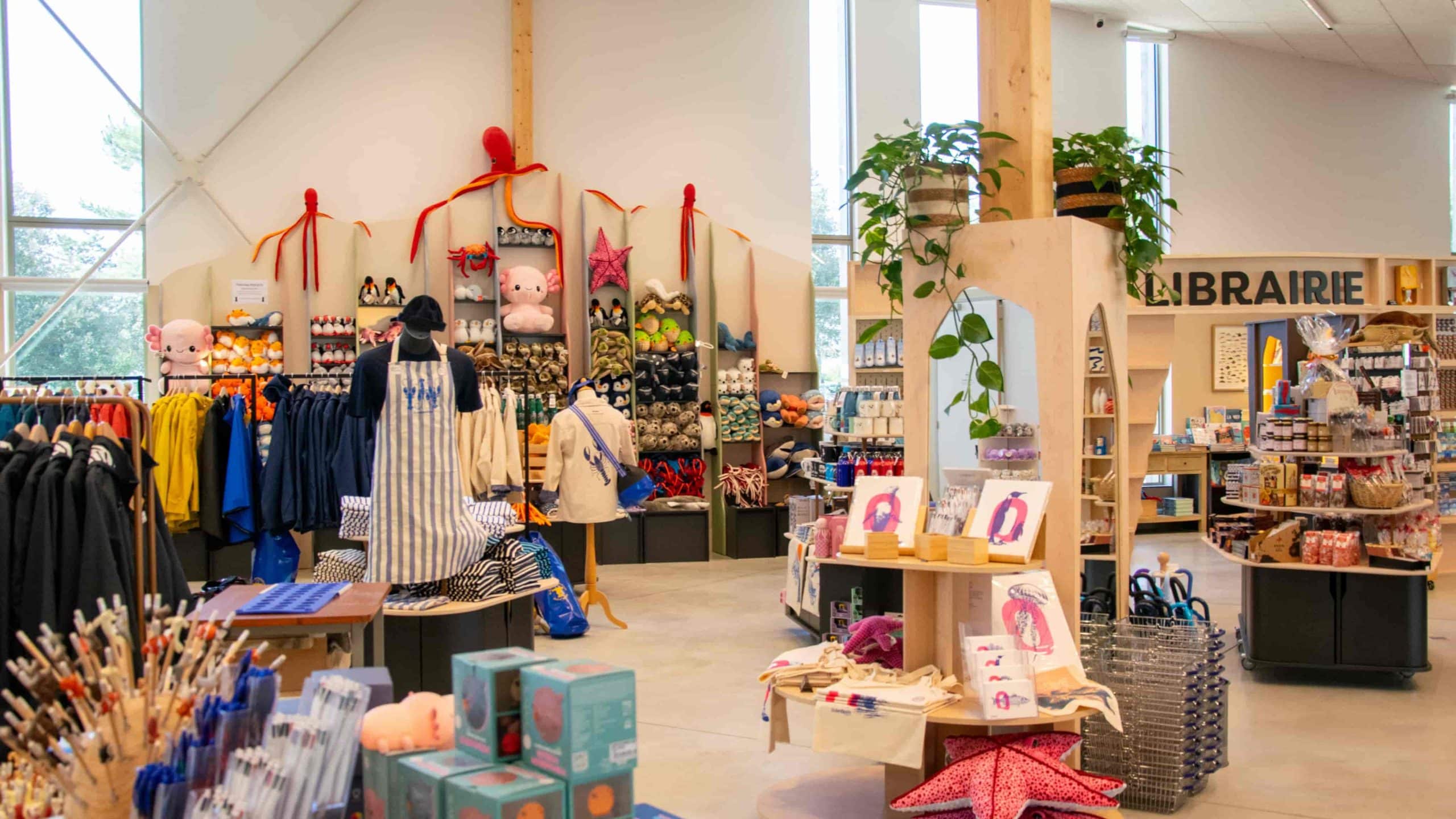 Découvrez la boutique d'Océanopolis. Ouverture aux horaires d’Océanopolis, y compris le dimanche, en accès libre, ouverte sur l’extérieur. La boutique se situe en sortie de site © Justine Ansquer