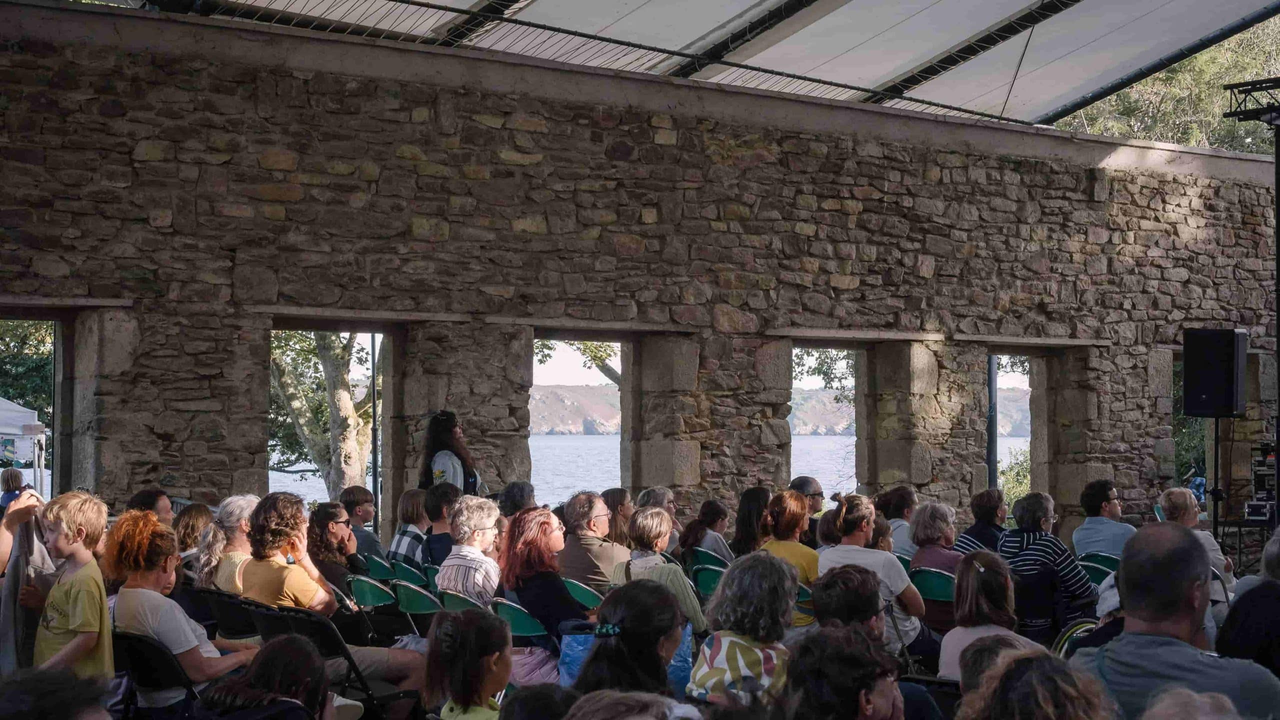 Science Comes To Town : "contempler, la science au cœur de l’infiniment grand et petit" une soirée de science, d’impro et de cinéma au Fort du Dellec © Guy Bescond